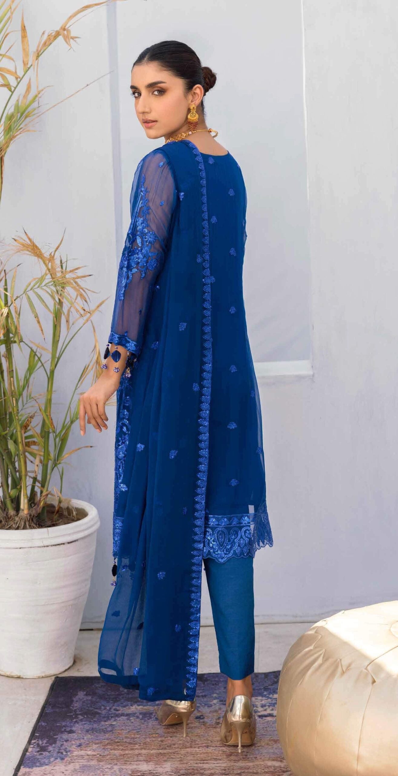 Buy Emaan Adeel Value Edition Premium Formals Unstitched 3Pc Suit VE-206 | FESTIVE Dress 2026.choose good quality brands like Maria b zainab Chottani, Hussain Rehar etc... Various Pakistani branded dresses summer fabric, elegant design, perfect for casual & formal wear also shop eid collections from khaslibaas .delivery available in UK, USA, Canada, UAE, Dubai and other countries... 
