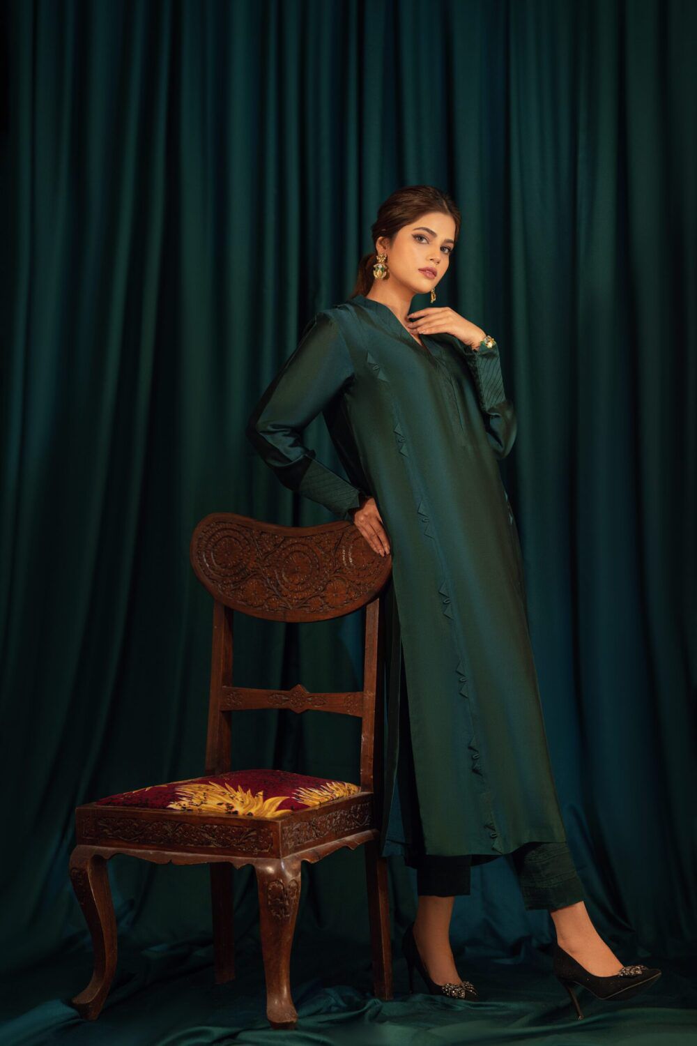 Shop pure shesha silk suits from khaslibaas with great quality and style with your favourite colour delivery available in UK USA Dubai Australia and other countries. 