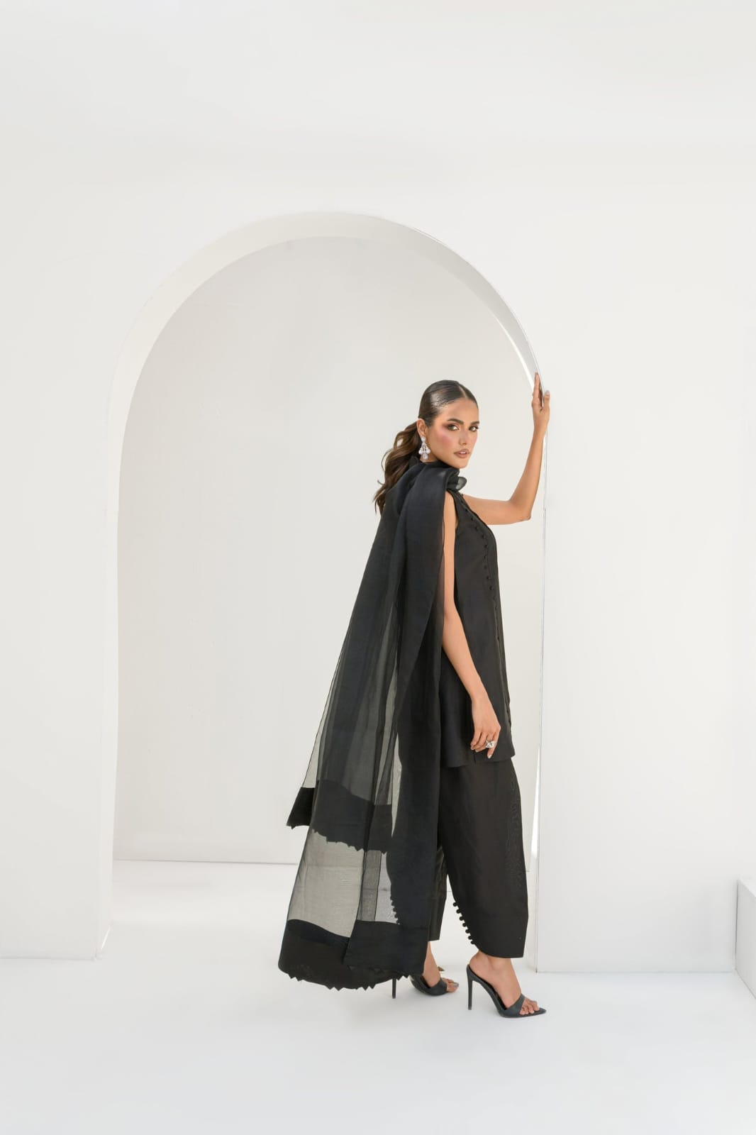 Shop pure shesha silk suits with Khari shalwar from khaslibaas with great quality and style with your favourite colour delivery available in UK USA Dubai Australia and other countries. 